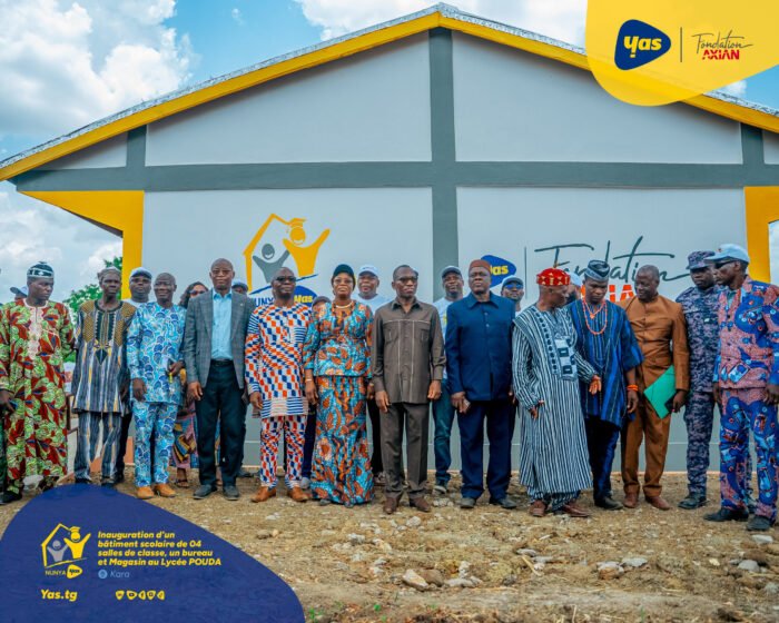 Yas Togo et la Fondation AXIAN inaugurent un bâtiment scolaire moderne au lycée de Pouda pour améliorer l'accès à l'éducation.