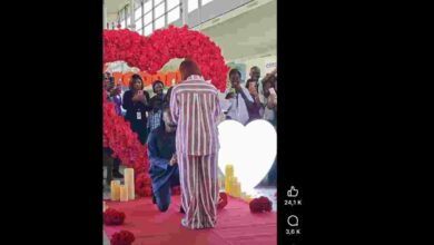 Geoffroy Serey Dié demande Josey en mariage à l'aéroport d'Abidjan dans une scène émotive pleine de surprises.