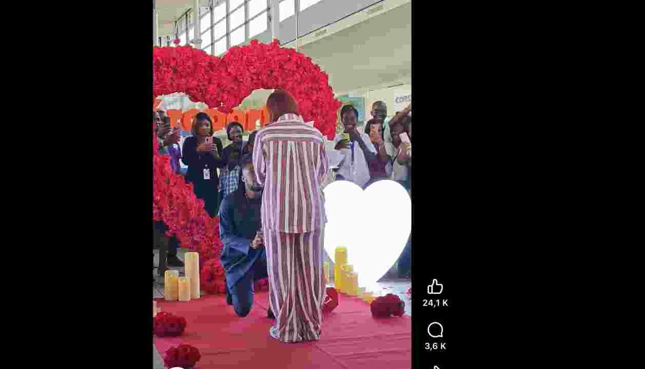 Geoffroy Serey Dié demande Josey en mariage à l'aéroport d'Abidjan dans une scène émotive pleine de surprises.