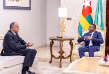 Faure Gnassingbé reçoit Patrick Achi à Lomé pour renforcer les relations entre Togo et Côte d’Ivoire lors de l'ouverture parlementaire.
