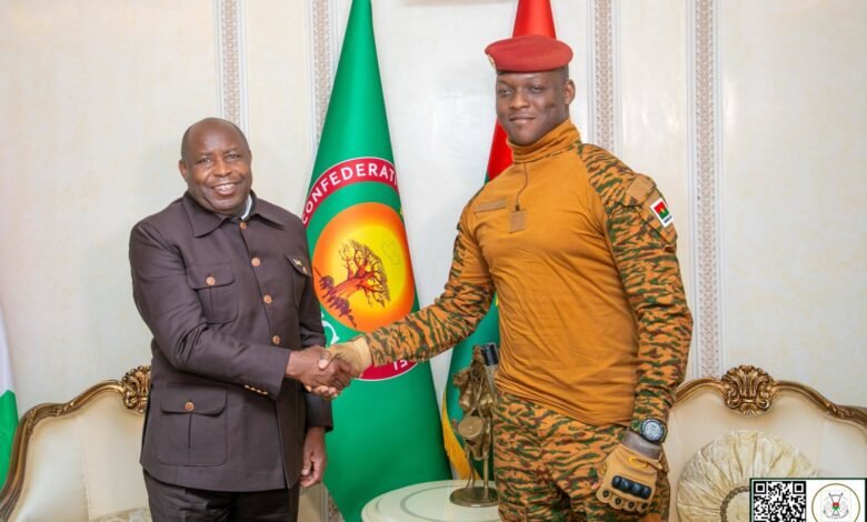 Ibrahim Traoré et Évariste Ndayishimiye renforcent le dialogue entre l'AES et l'Union africaine lors d'une visite clé à Ouagadougou.