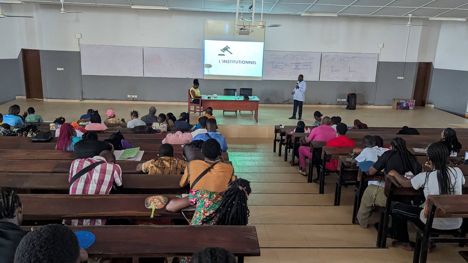 À l'Université de Lomé, les étudiants de licence sont sensibilisés à la lutte contre la corruption dans le cadre d'une initiative éducative.