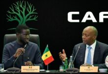 Diomaye Faye reçoit Patrice Motsepe au Sénégal dans un contexte de tensions avec la CAF. Découvrez les enjeux de cette rencontre.