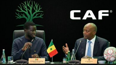Diomaye Faye reçoit Patrice Motsepe au Sénégal dans un contexte de tensions avec la CAF. Découvrez les enjeux de cette rencontre.