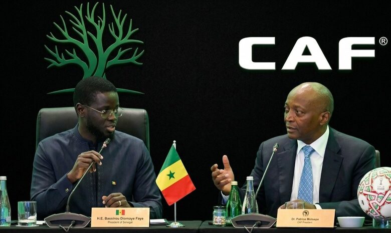 Diomaye Faye reçoit Patrice Motsepe au Sénégal dans un contexte de tensions avec la CAF. Découvrez les enjeux de cette rencontre.