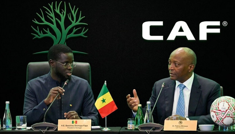 Diomaye Faye reçoit Patrice Motsepe au Sénégal dans un contexte de tensions avec la CAF. Découvrez les enjeux de cette rencontre.