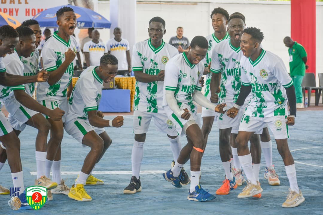 Le Nigeria remporte le Handball U20 – IHF Trophy en battant le Bénin 39-29 en finale. Découvrez les moments clés du match.