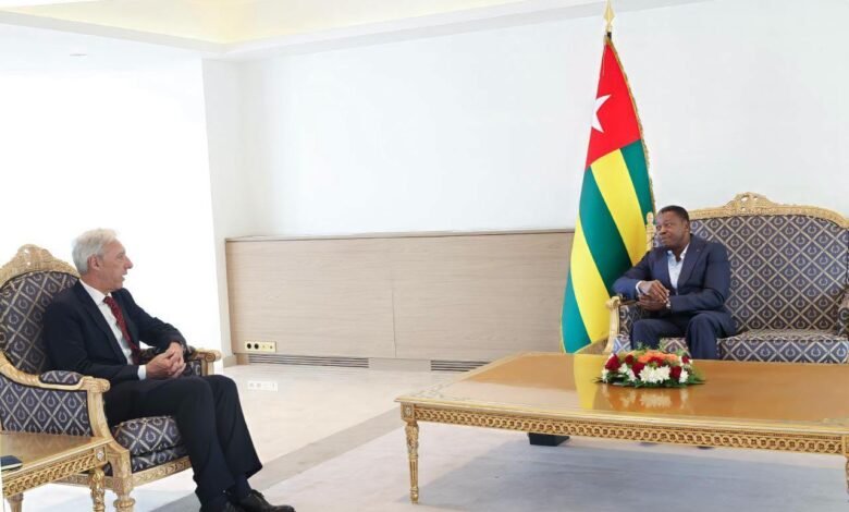 Le Président togolais et le représentant de l'Union européenne échangent sur la coopération face aux défis du Sahel.