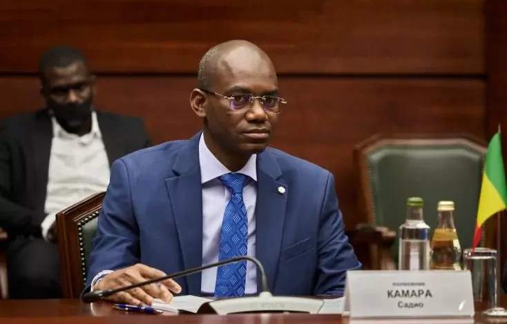 Tensions au Mali après une attaque contre la résidence du ministre de la Défense. Incertitudes sur son sort après l'explosion.