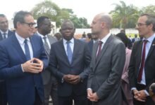 Jean-Marie Tessi et Jean-Noël Barrot visitent les services rénovés du CHU-Campus de Lomé pour célébrer l'indépendance.