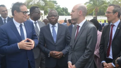 Jean-Marie Tessi et Jean-Noël Barrot visitent les services rénovés du CHU-Campus de Lomé pour célébrer l'indépendance.