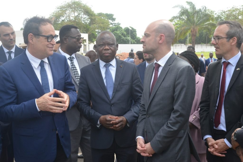 Jean-Marie Tessi et Jean-Noël Barrot visitent les services rénovés du CHU-Campus de Lomé pour célébrer l'indépendance.