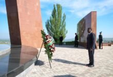 Faure Gnassingbé honore les victimes de l’histoire nationale à Ata-Beyit au Kirghizistan lors de sa visite officielle.