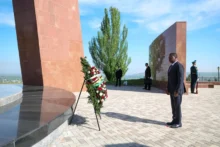 Faure Gnassingbé honore les victimes de l’histoire nationale à Ata-Beyit au Kirghizistan lors de sa visite officielle.