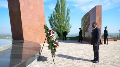 Faure Gnassingbé honore les victimes de l’histoire nationale à Ata-Beyit au Kirghizistan lors de sa visite officielle.