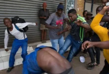 Découvrez la recrudescence des violences xénophobes en Afrique du Sud et son impact sur les migrants africains.