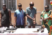 À Lomé, un gang de braqueurs arrêté à la frontière Togo-Bénin avec 13 millions FCFA et une arme après une attaque armée.