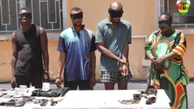 À Lomé, un gang de braqueurs arrêté à la frontière Togo-Bénin avec 13 millions FCFA et une arme après une attaque armée.
