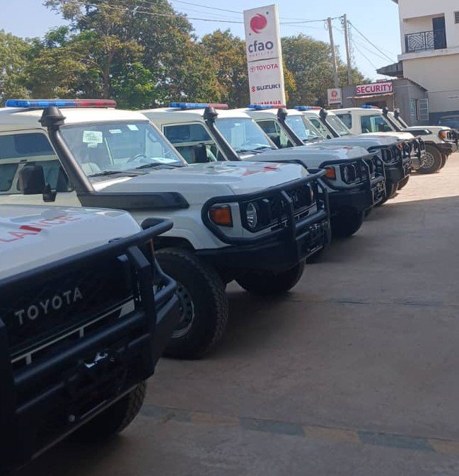 L’OOAS remet 10 ambulances et équipements médicaux à la Gambie pour renforcer le système de santé du pays.