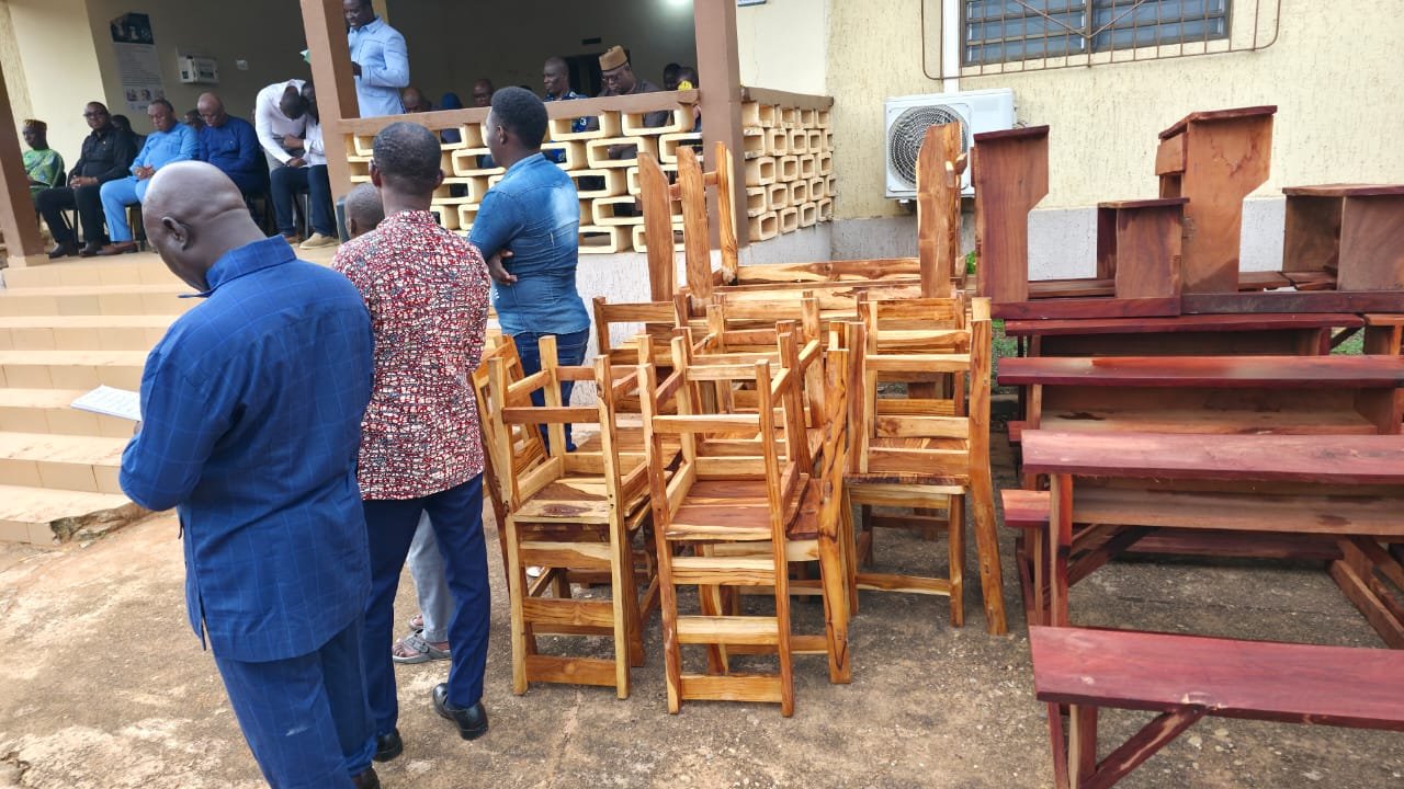L'initiative de Bassar : UNIR pour fournir du matériel scolaire et des motos améliore les infrastructures éducatives et sécuritaires.