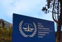 Le procureur Karim Khan suspendu de la CPI après des accusations d’agression sexuelle. Découvrez les détails de cette affaire.