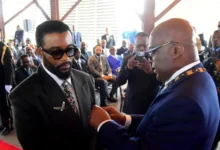 Félix Tshisekedi décore Fally Ipupa au Stade de France pour son exploit musical et son impact sur la culture congolaise.