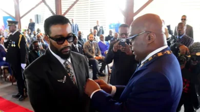 Félix Tshisekedi décore Fally Ipupa au Stade de France pour son exploit musical et son impact sur la culture congolaise.
