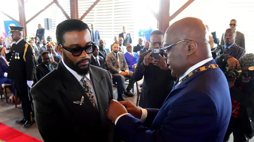 Félix Tshisekedi décore Fally Ipupa au Stade de France pour son exploit musical et son impact sur la culture congolaise.