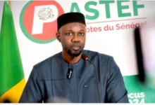 Analyse des tensions au Sénégal concernant les ministres de Pastef qui maintiennent leurs postes malgré les sanctions à venir.