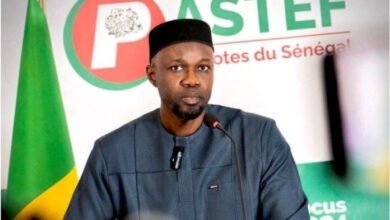 Analyse des tensions au Sénégal concernant les ministres de Pastef qui maintiennent leurs postes malgré les sanctions à venir.