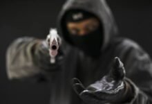 Lomé : un braquage à main armée a conduit à deux blessés graves à Adoboukomé. Découvrez les détails de cet incident.
