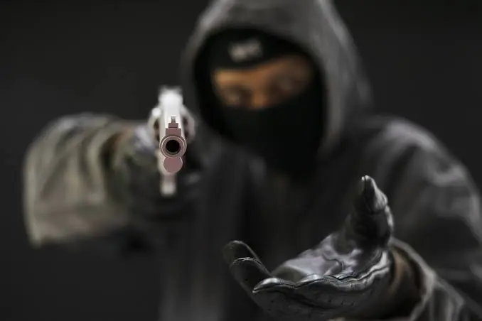 Lomé : un braquage à main armée a conduit à deux blessés graves à Adoboukomé. Découvrez les détails de cet incident.