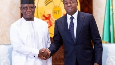 Faure Gnassingbé et Julius Maada Bio discutent de la coopération régionale et de la sécurité en Afrique de l’Ouest à Lomé.