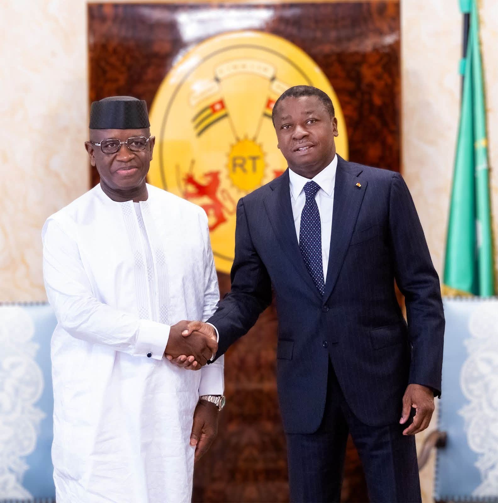 Faure Gnassingbé et Julius Maada Bio discutent de la coopération régionale et de la sécurité en Afrique de l’Ouest à Lomé.