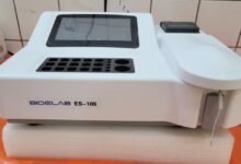 Découvrez comment le CHR Dapaong renforce son laboratoire avec un deuxième spectrophotomètre pour des analyses rapides.