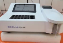Découvrez comment le CHR Dapaong renforce son laboratoire avec un deuxième spectrophotomètre pour des analyses rapides.