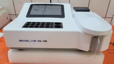 Découvrez comment le CHR Dapaong renforce son laboratoire avec un deuxième spectrophotomètre pour des analyses rapides.