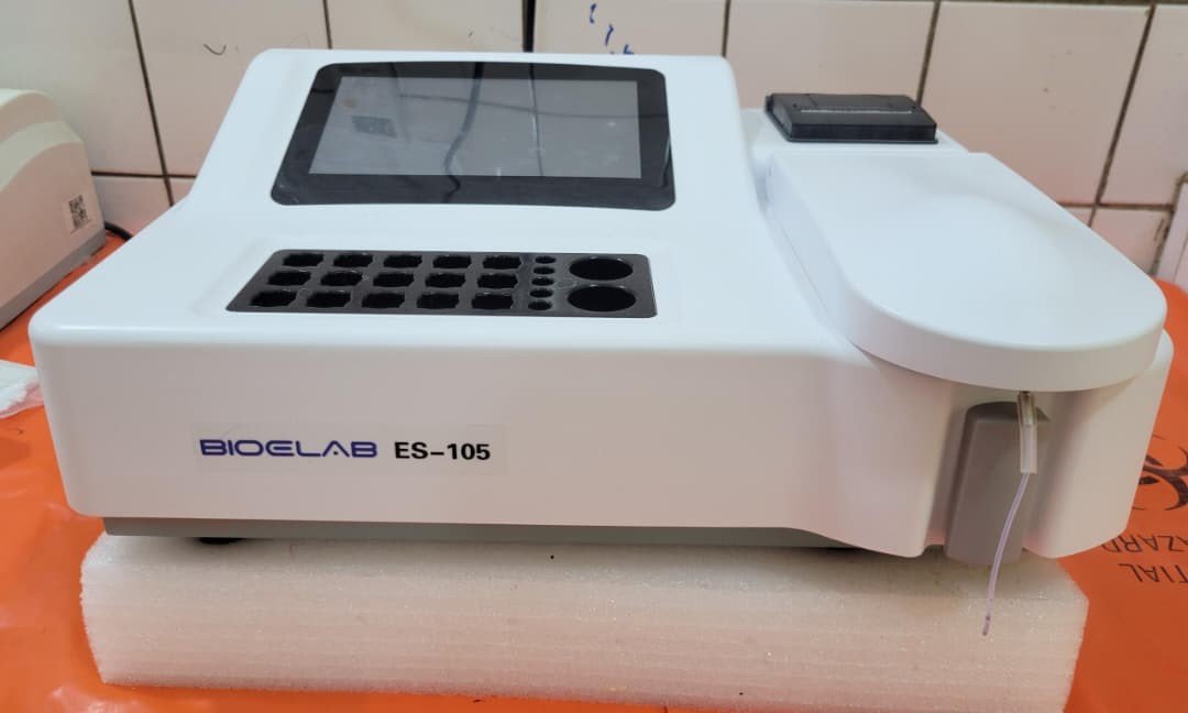 Découvrez comment le CHR Dapaong renforce son laboratoire avec un deuxième spectrophotomètre pour des analyses rapides.