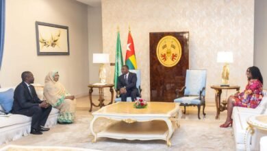 Faure Gnassingbé reçoit un émissaire du président tchadien pour discuter des avantages de la coopération bilatérale.