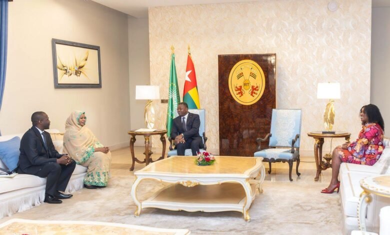 Faure Gnassingbé reçoit un émissaire du président tchadien pour discuter des avantages de la coopération bilatérale.