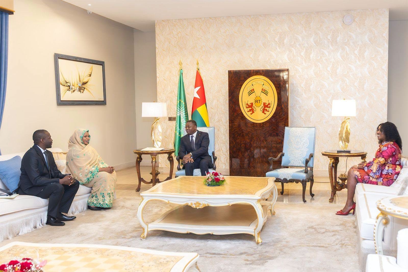 Faure Gnassingbé reçoit un émissaire du président tchadien pour discuter des avantages de la coopération bilatérale.