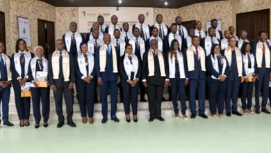 Trois experts togolais prominent dans la 48ᵉ promotion du COFEB, félicités lors de la cérémonie de la BCEAO à Dakar.