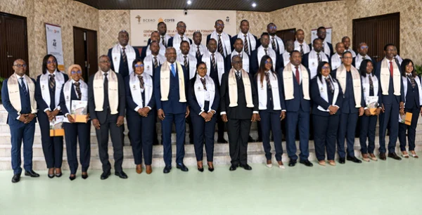 Trois experts togolais prominent dans la 48ᵉ promotion du COFEB, félicités lors de la cérémonie de la BCEAO à Dakar.