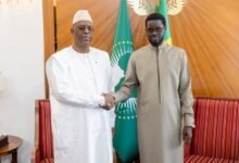 Le président Bassirou Diomaye Faye reçoit Macky Sall au Palais de la République pour discuter de la candidature à l'ONU.