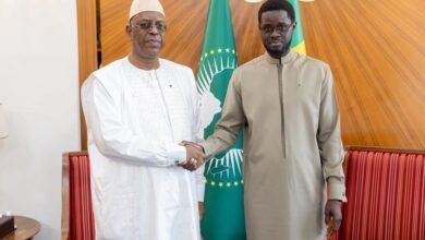 Le président Bassirou Diomaye Faye reçoit Macky Sall au Palais de la République pour discuter de la candidature à l'ONU.