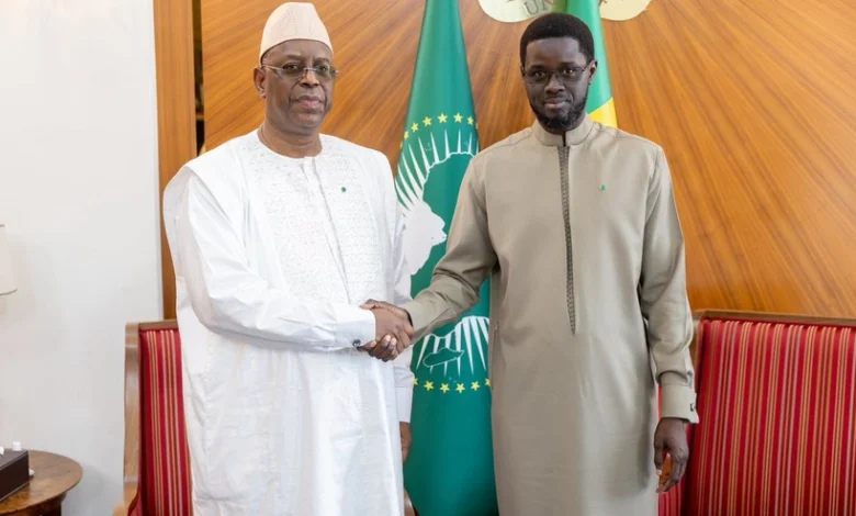 Le président Bassirou Diomaye Faye reçoit Macky Sall au Palais de la République pour discuter de la candidature à l'ONU.