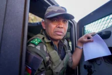 À Madagascar, une vague de disparitions d'enfants plonge la capitale dans l'effroi. Mais la réponse du colonel Randrianirina — qui crie au « terrorisme » politique sans en apporter la moindre preuve — révèle davantage sur l'état d'un régime aux abois que sur la réalité des menaces. Derrière la rhétorique guerrière, une équation politique explosive : une société qui demande des comptes, une junte qui s'est coupée de ses soutiens, et une horloge institutionnelle que la SADC surveille de près.