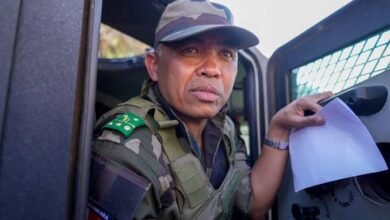 À Madagascar, une vague de disparitions d'enfants plonge la capitale dans l'effroi. Mais la réponse du colonel Randrianirina — qui crie au « terrorisme » politique sans en apporter la moindre preuve — révèle davantage sur l'état d'un régime aux abois que sur la réalité des menaces. Derrière la rhétorique guerrière, une équation politique explosive : une société qui demande des comptes, une junte qui s'est coupée de ses soutiens, et une horloge institutionnelle que la SADC surveille de près.