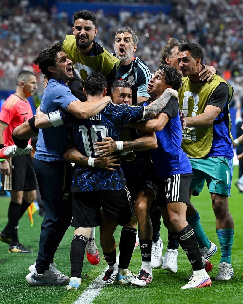 L'Argentine de Messi triomphe face à l'Angleterre et atteint la finale de la Coupe du monde 2026. Découvrez le résumé du match.