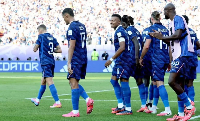 Découvrez comment la France a battu le Paraguay grâce à un penalty de Kylian Mbappé pour rejoindre le Maroc en quarts de finale.